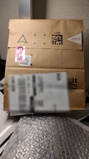 Amazonから届いた小包。配送ラベルにはモザイクを入れています